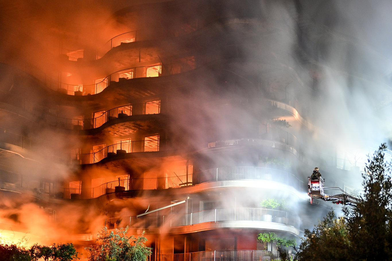 İzmir'deki lüks site yangınında incelemeler sona erdi