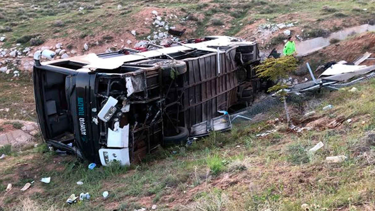 Öğrenci otobüsü devrildi: 23 yaralı