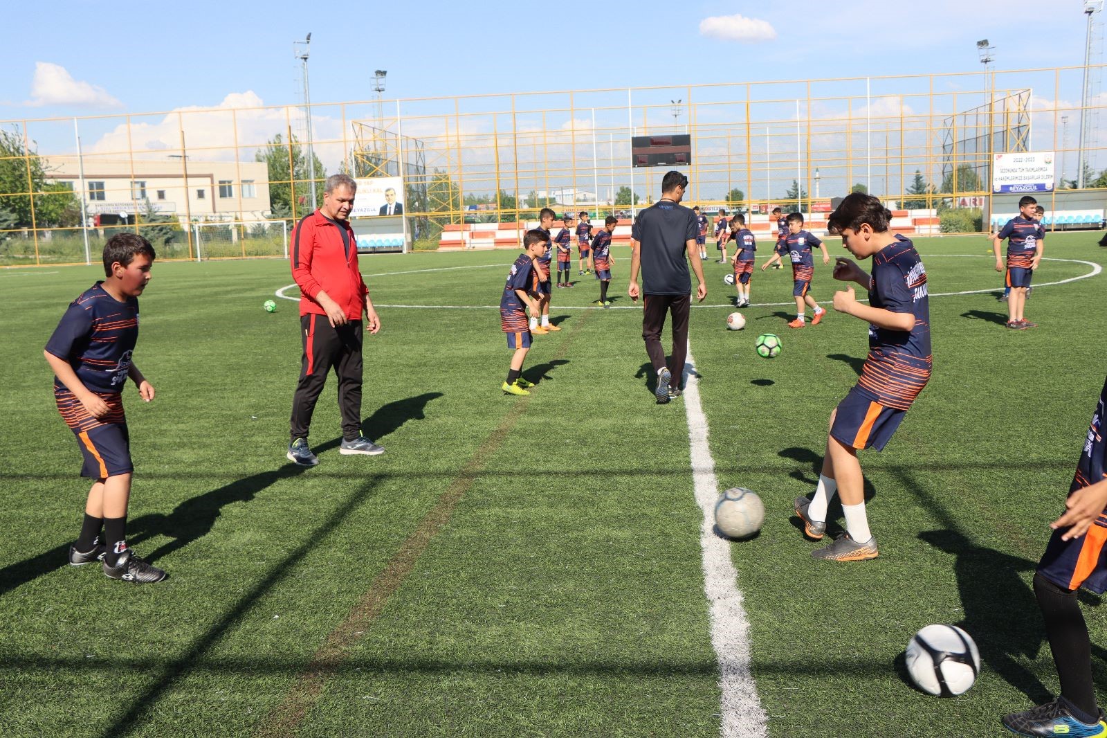 Depremin yaralarını futbol ile sarıyorlar