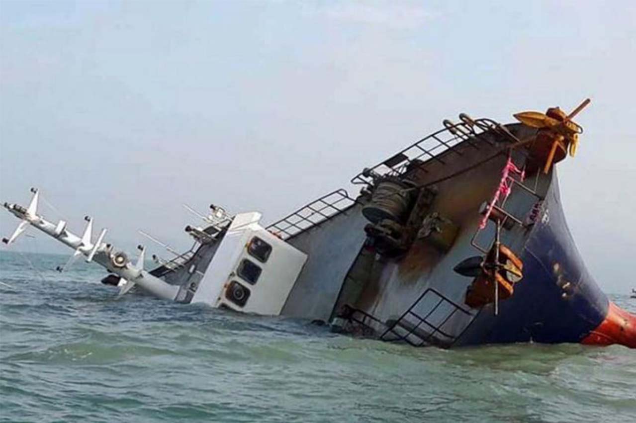 Filipinler açıklarında gemi alabora oldu: 3 ölü