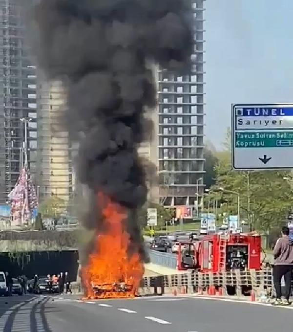 Seyir halindeki otomobil alev alev yandı