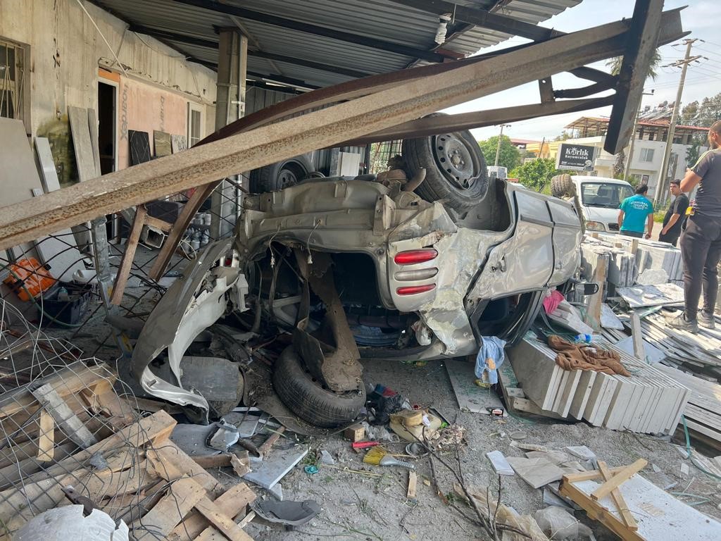 Fethiye'de araç dükkana daldı: Yaralılar var