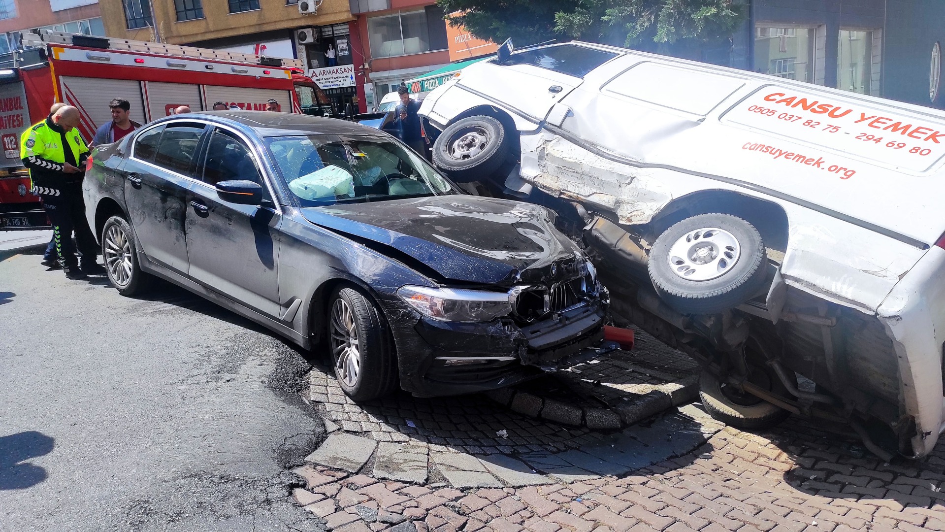 Önce yayaya sonra araca çarptı