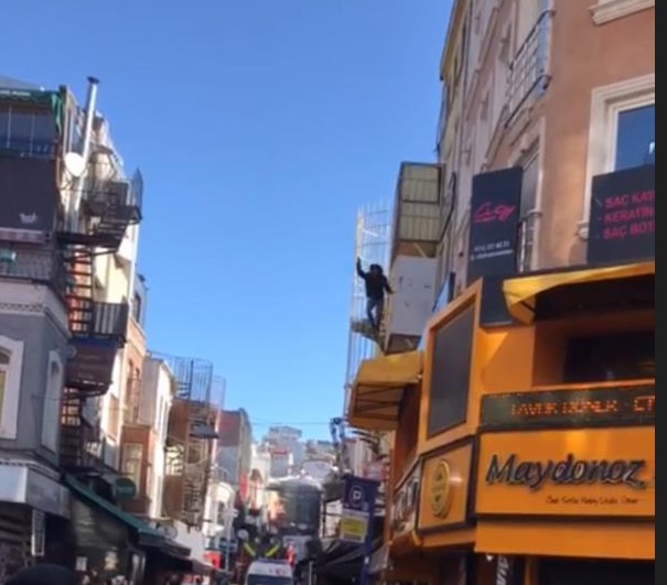 İşyeri tentesi hayatını kurtardı