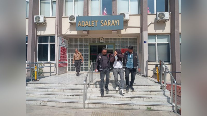 Torbacı sevgililer narkotikten kaçamadı