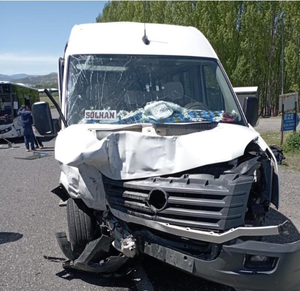Halk otobüsü ile minibüs çarpıştı: 14 yaralı