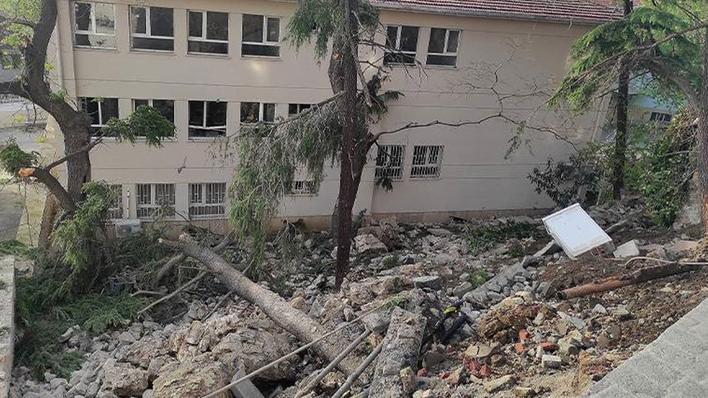 İstinat duvarı okulun bahçesine çöktü, 3 bina boşaltıldı