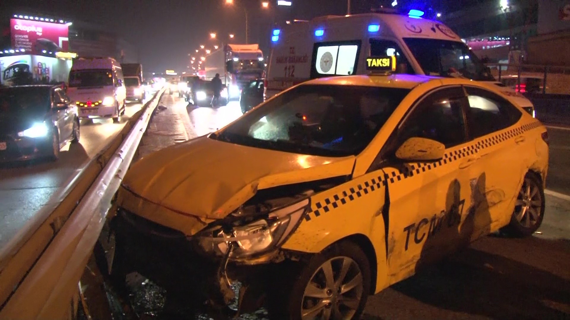 Kadıköy'de zincirleme kaza: 2 yaralı