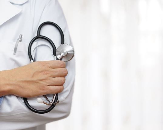 Hasta yakını doktoru darp etti