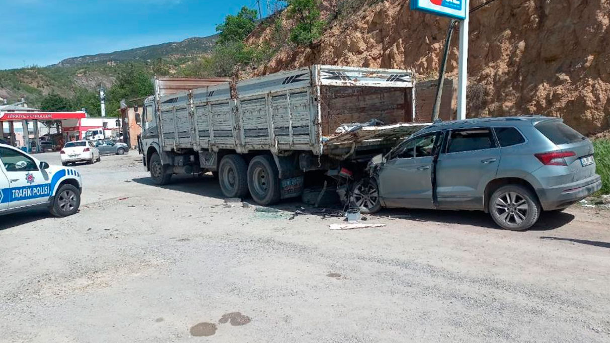 Otomobil kamyonun altına girdi: 1'i çocuk 5 yaralı