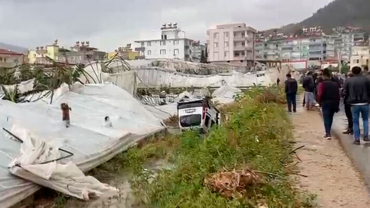 Mersin'de seralar yıkıldı: Otomobil dereye uçtu