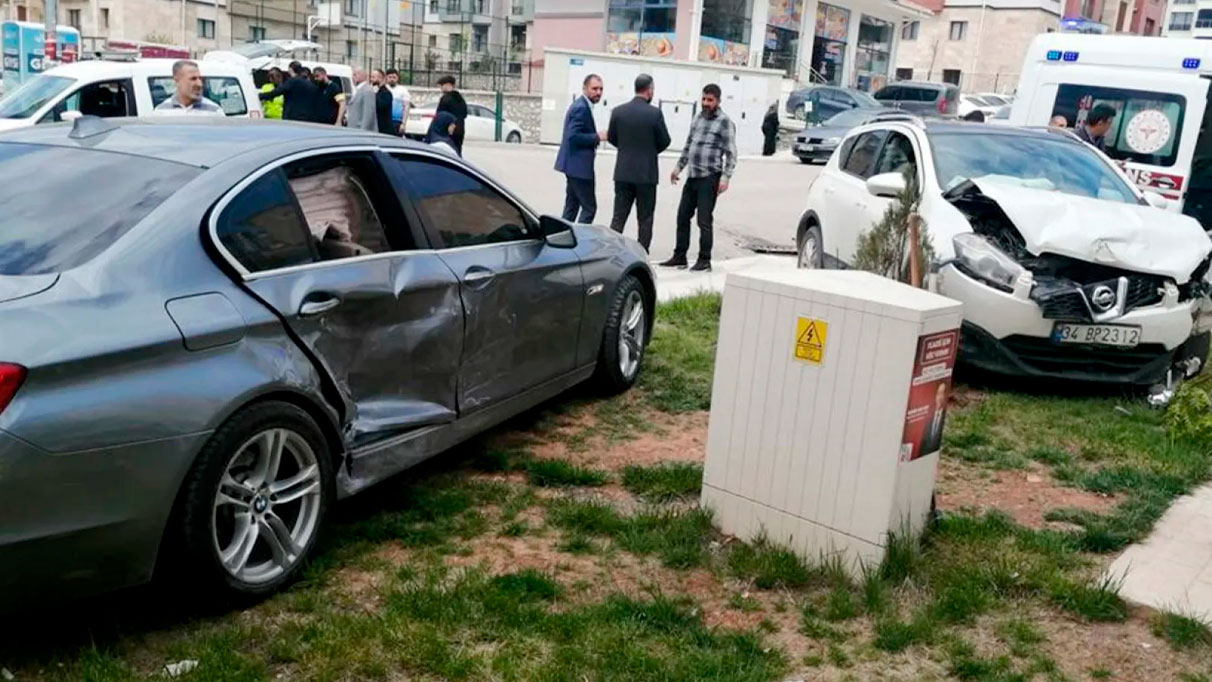 Elazığ'da kaza: MHP'li vekilin de bulunduğu 4 kişi yaralı