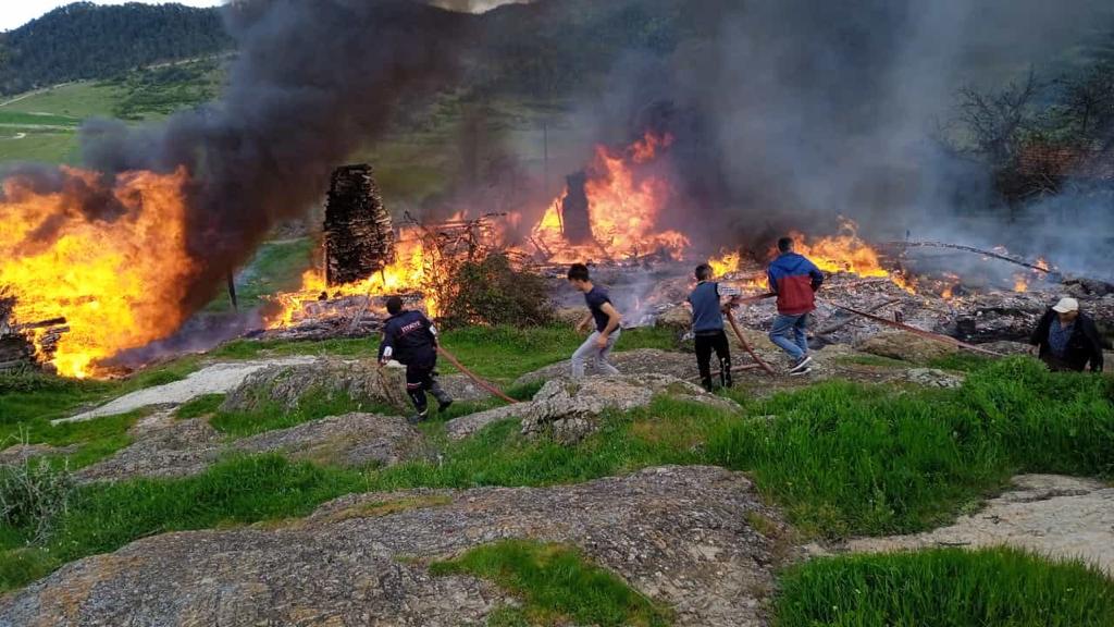 Sinop'ta yangın 4 ev kullanılmaz hale geldi