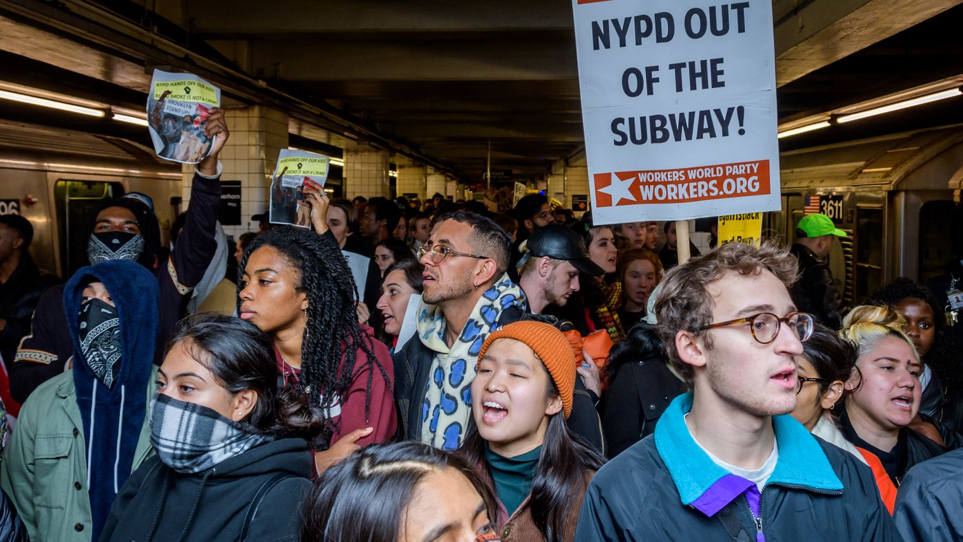 New York metrosunda göstericiler eylem yapmak için raylara indi