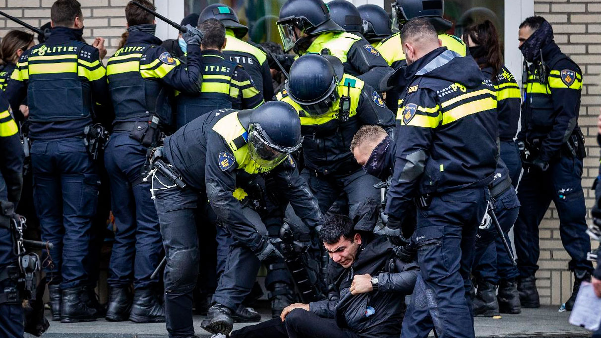 Hollanda polisinden 154 kişiye ırkçılık gözaltısı