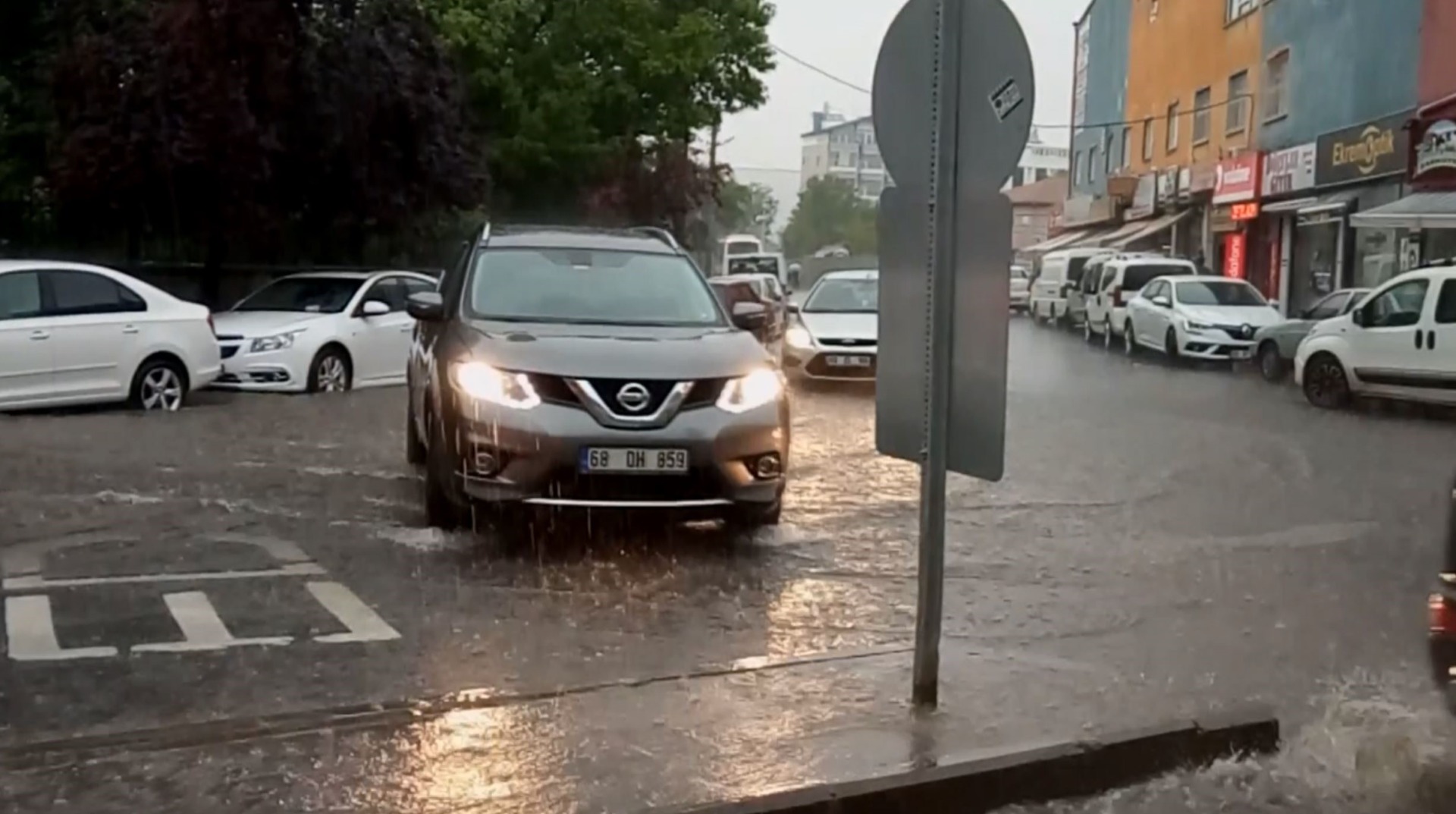 Aksaray'da şiddetli yağmur şehri olumsuz etkiledi