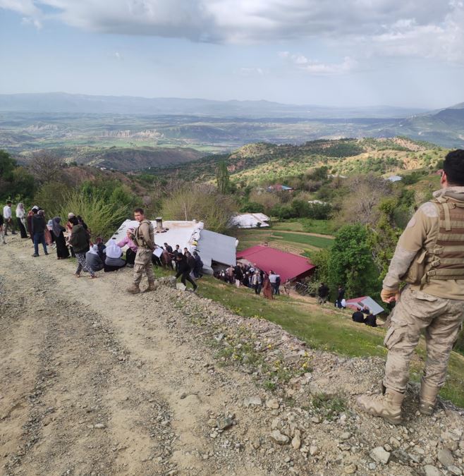 Diyarbakır'da minibüs şarampole devrildi: 2 ölü, 13 yaralı
