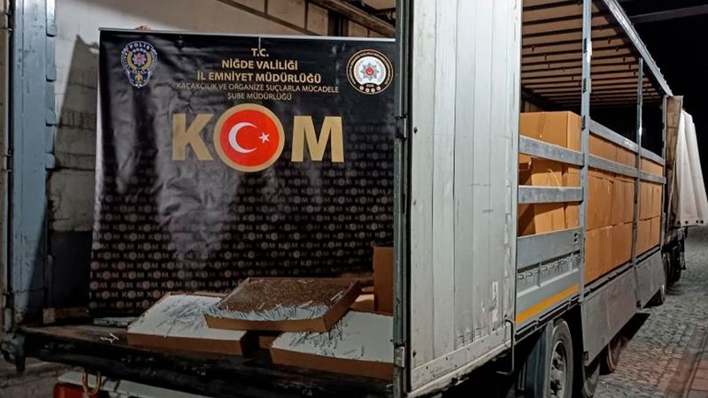 Niğde'de tıra dev operasyon: Milyonlarca makaron ele geçirildi