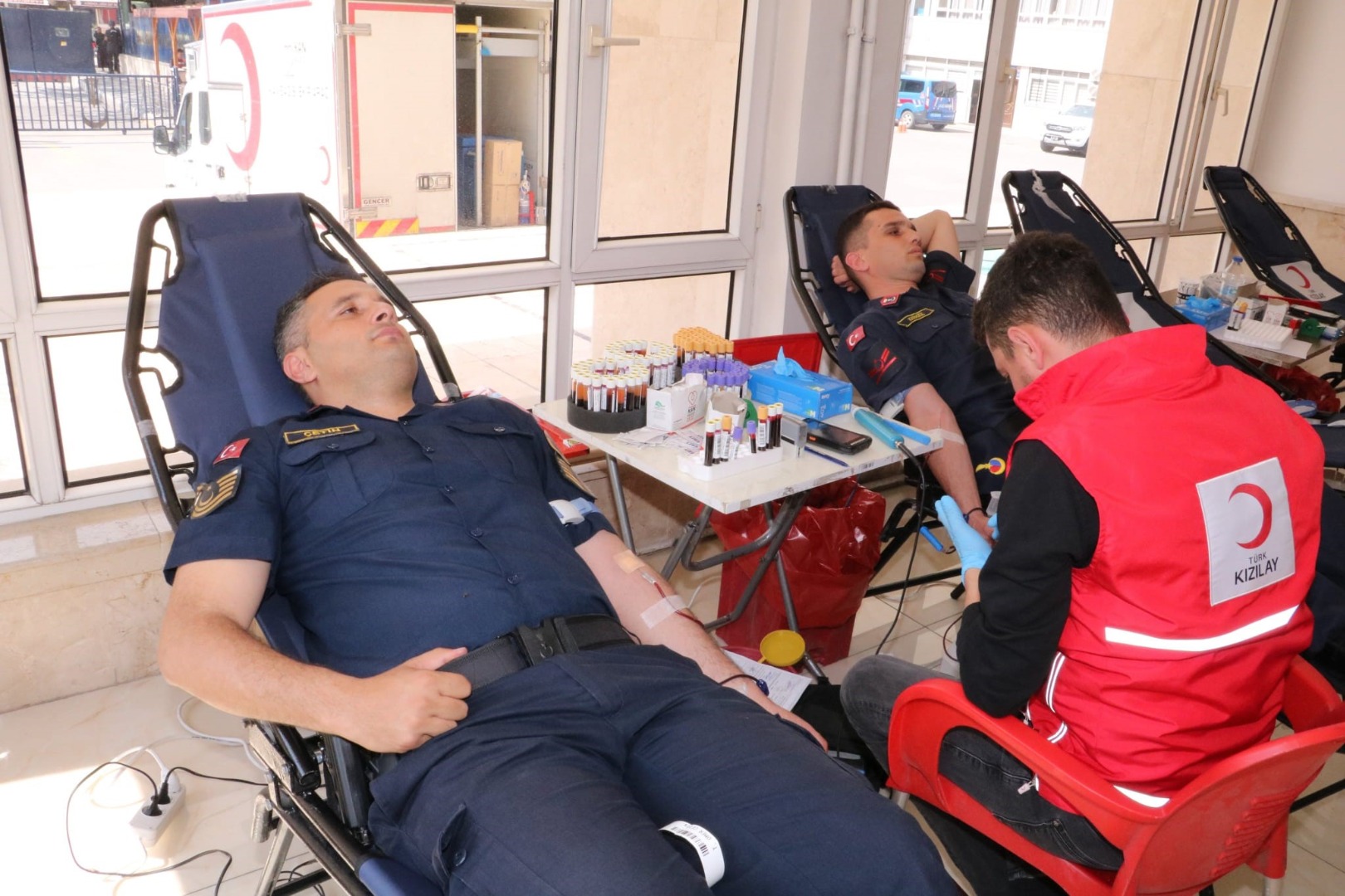 Jandarmadan Kızılay'a kan bağışı