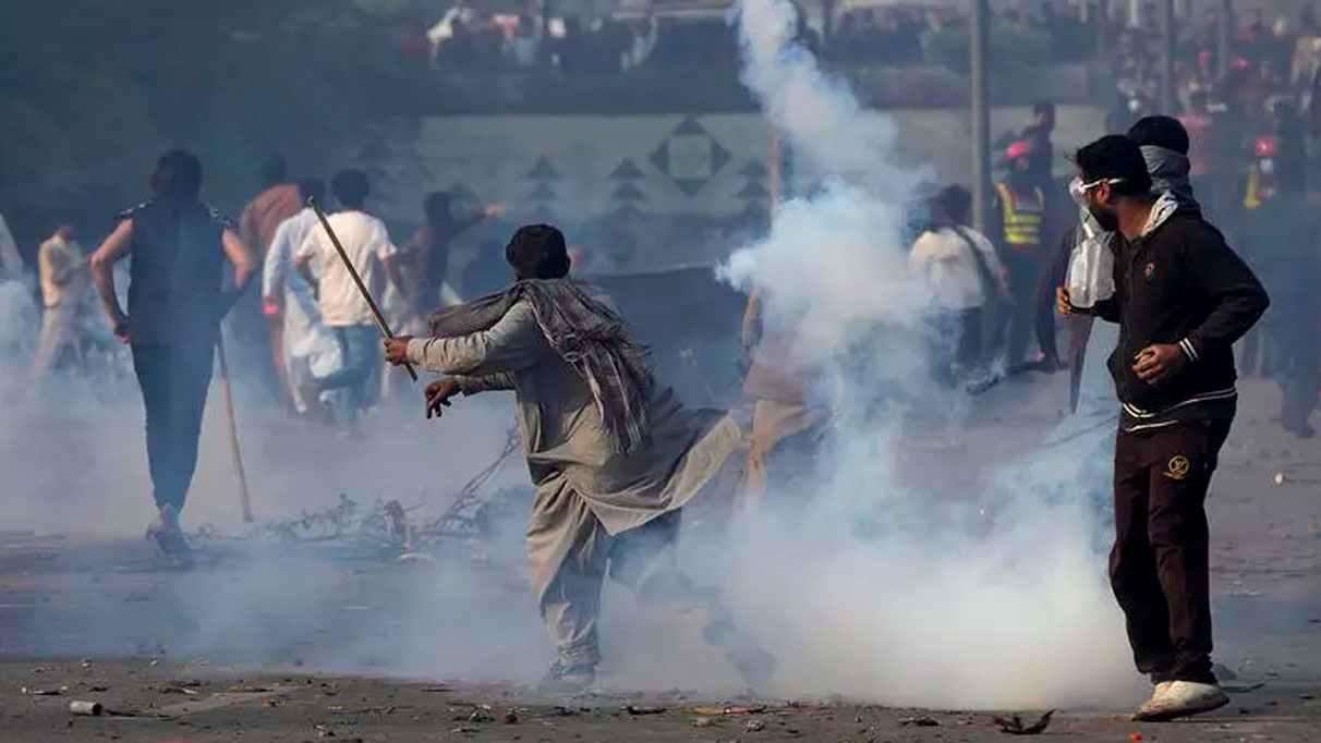 Pakistan'da iç karışıklık devam ediyor: Yönetim orduyu göreve çağırdı
