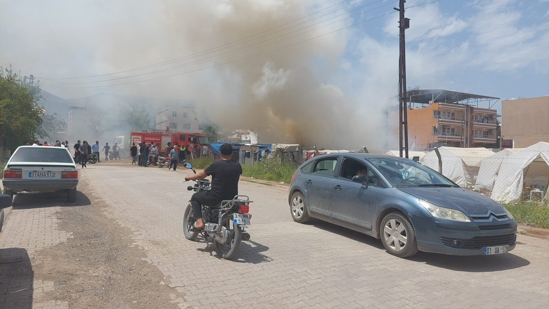   Hatay'da çadırda çıkan yangın araçlara da sıçradı