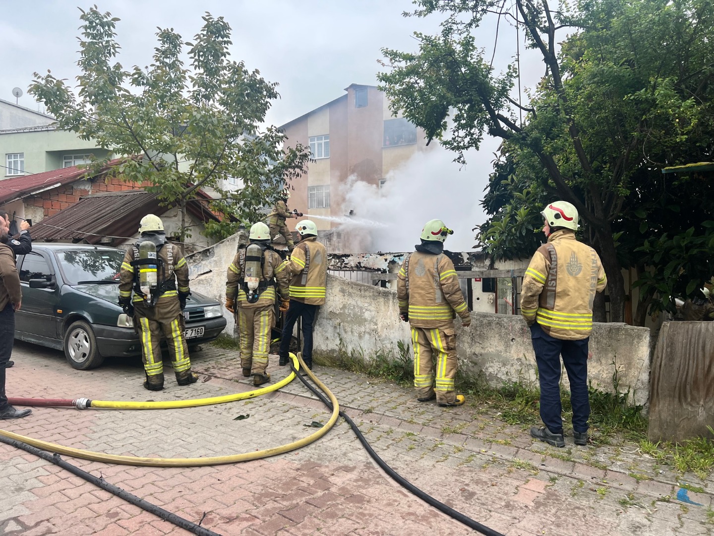 Sultanbeyli'de gecekondu alev alev yandı