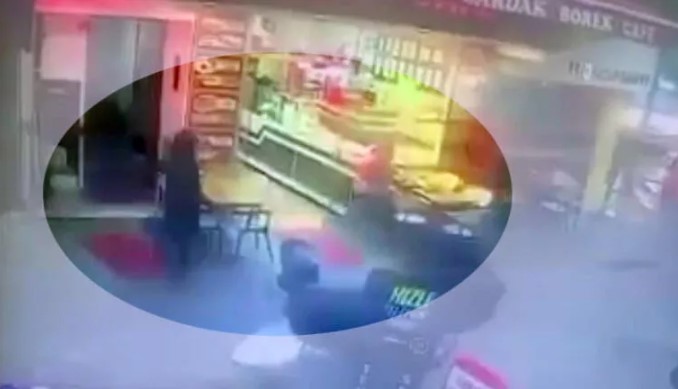 Kapı önünde duran gençlere kurşun yağdırdı