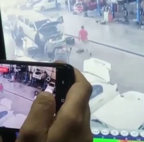 Tamir etmek istediği otomobilin altında kalıp öldü