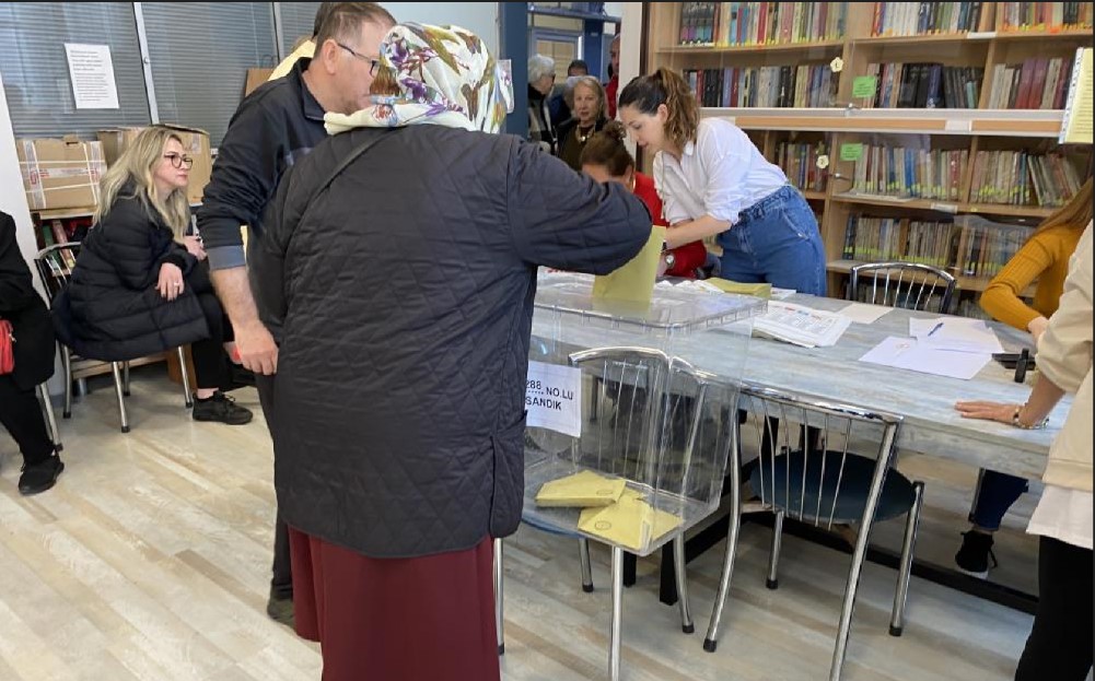 Oy kullanmaya koltuk değnekleriyle geldiler