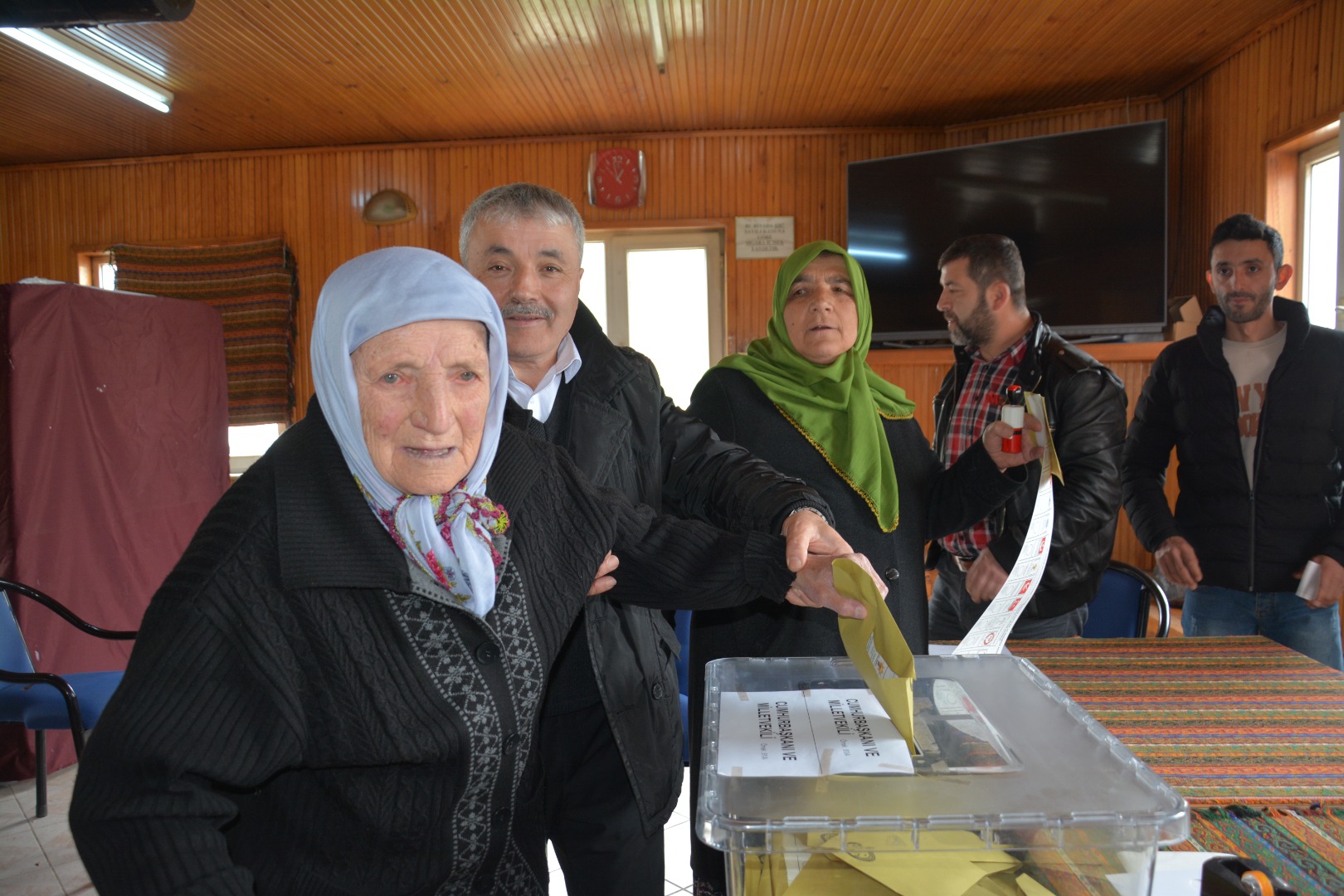 Trabzon'da 101 yaşındaki kadın oy kullandı