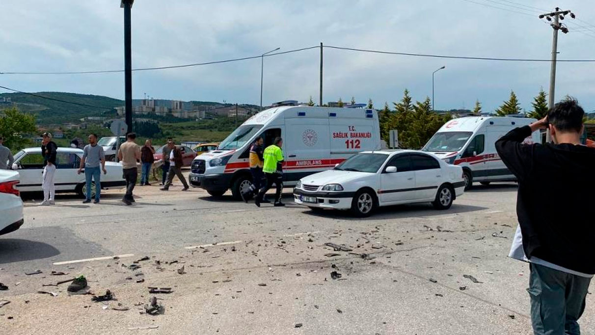 Kocaeli'de feci kaza: 3 kişi yola savruldu