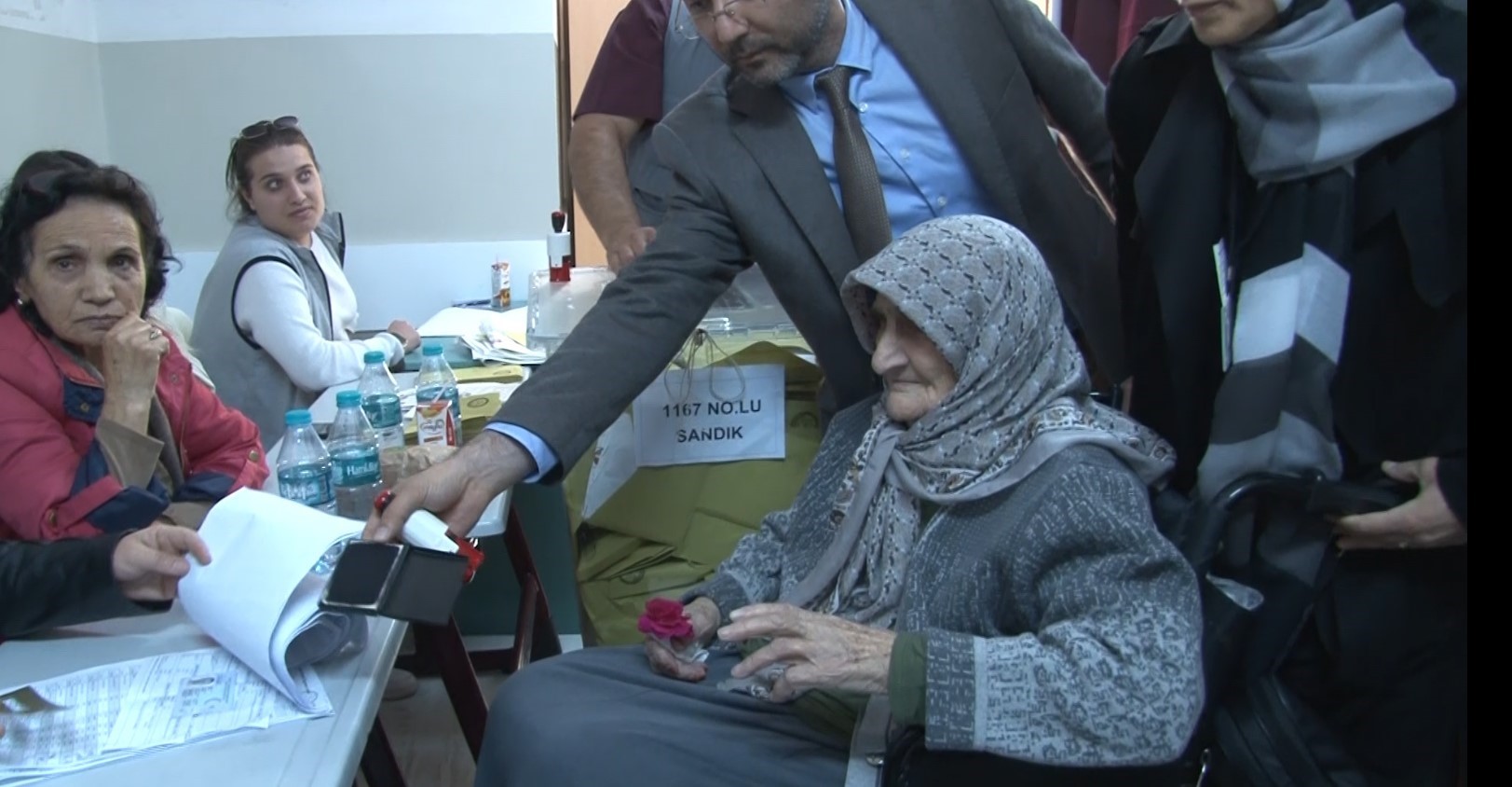 114 yaşında Hacer nine oyunu kullandı