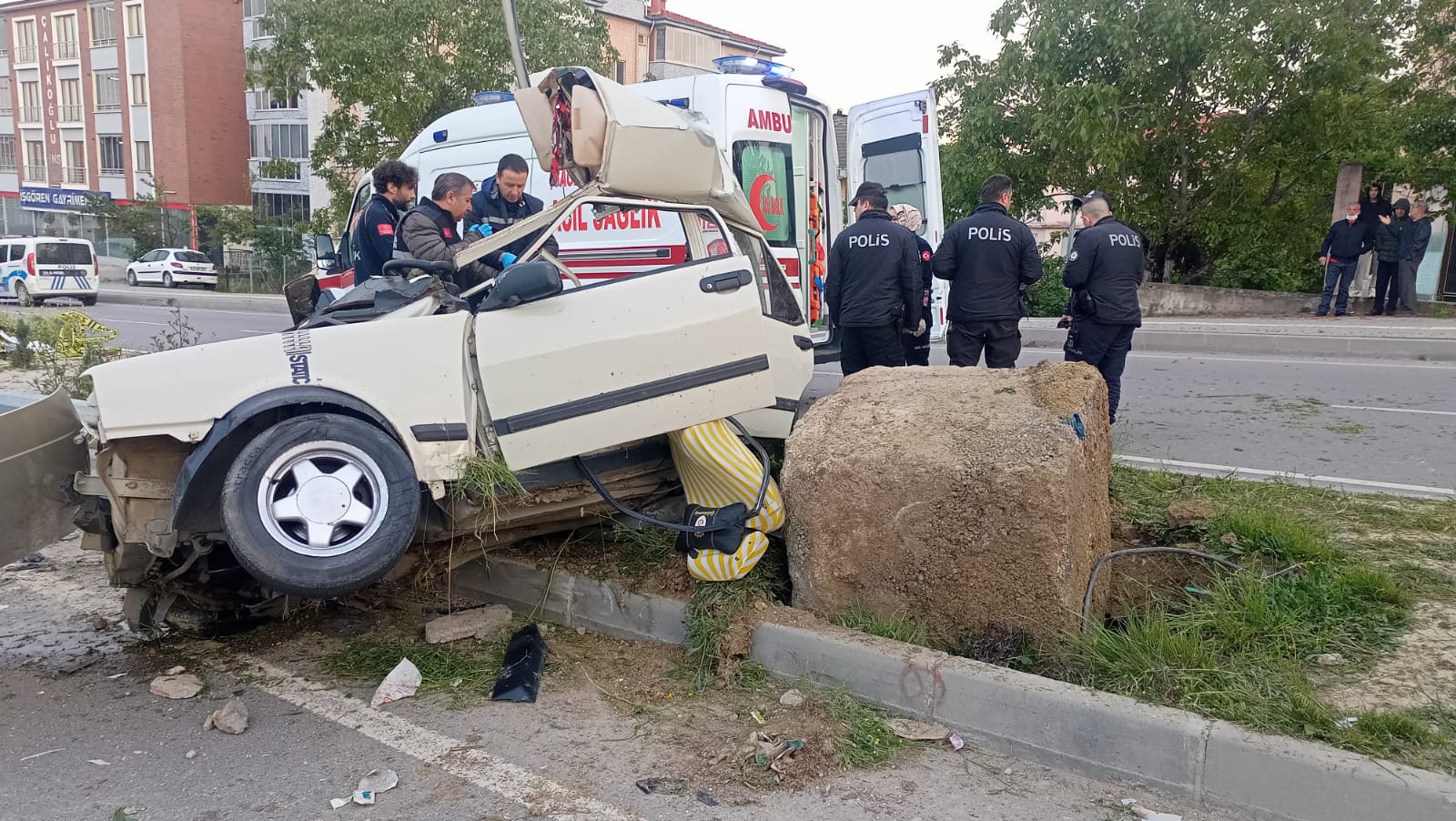 Direğe çarpan otomobil ikiye bölündü: 1 ölü, 2 yaralı