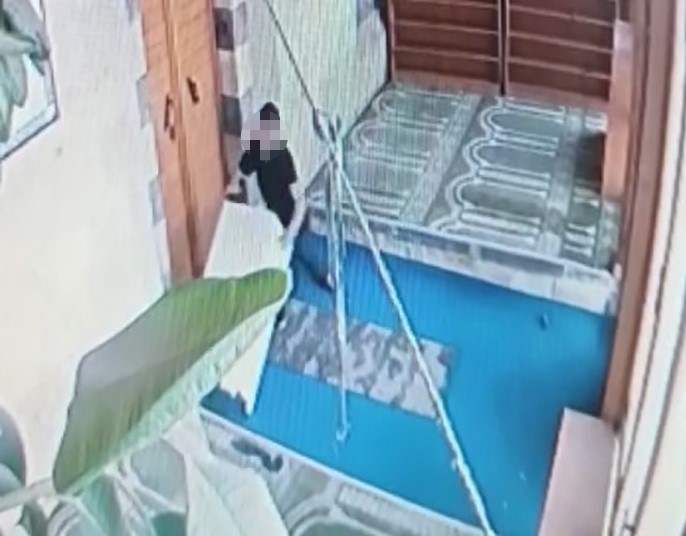 Camiden kasayı çalmak isterken altında kaldı