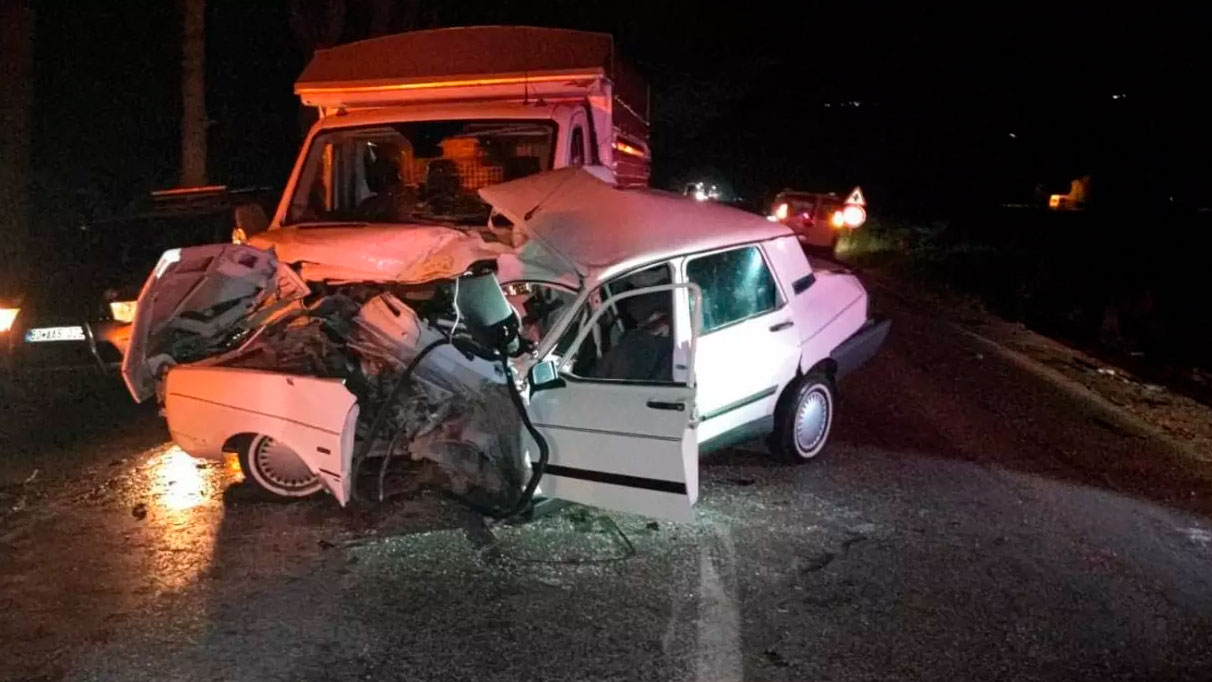 Tokat'ta feci kaza: Kamyonet ve otomobil çarpıştı. 7 yaralı