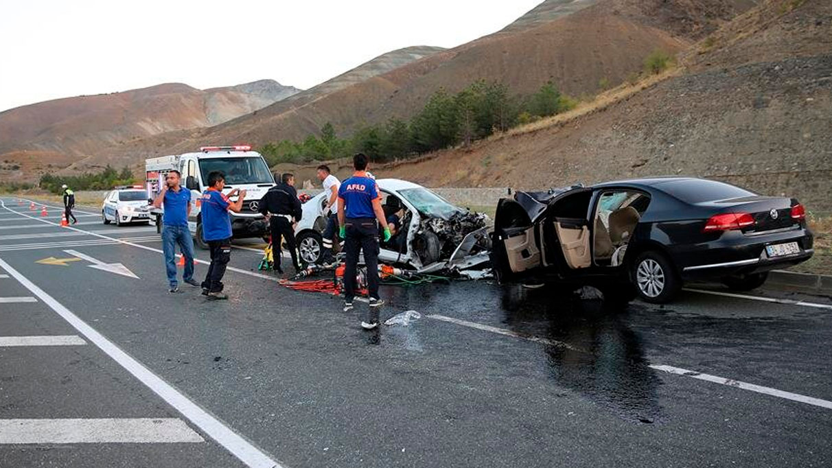 Erzincan'da feci kaza: 3'ü çocuk 6 yaralı