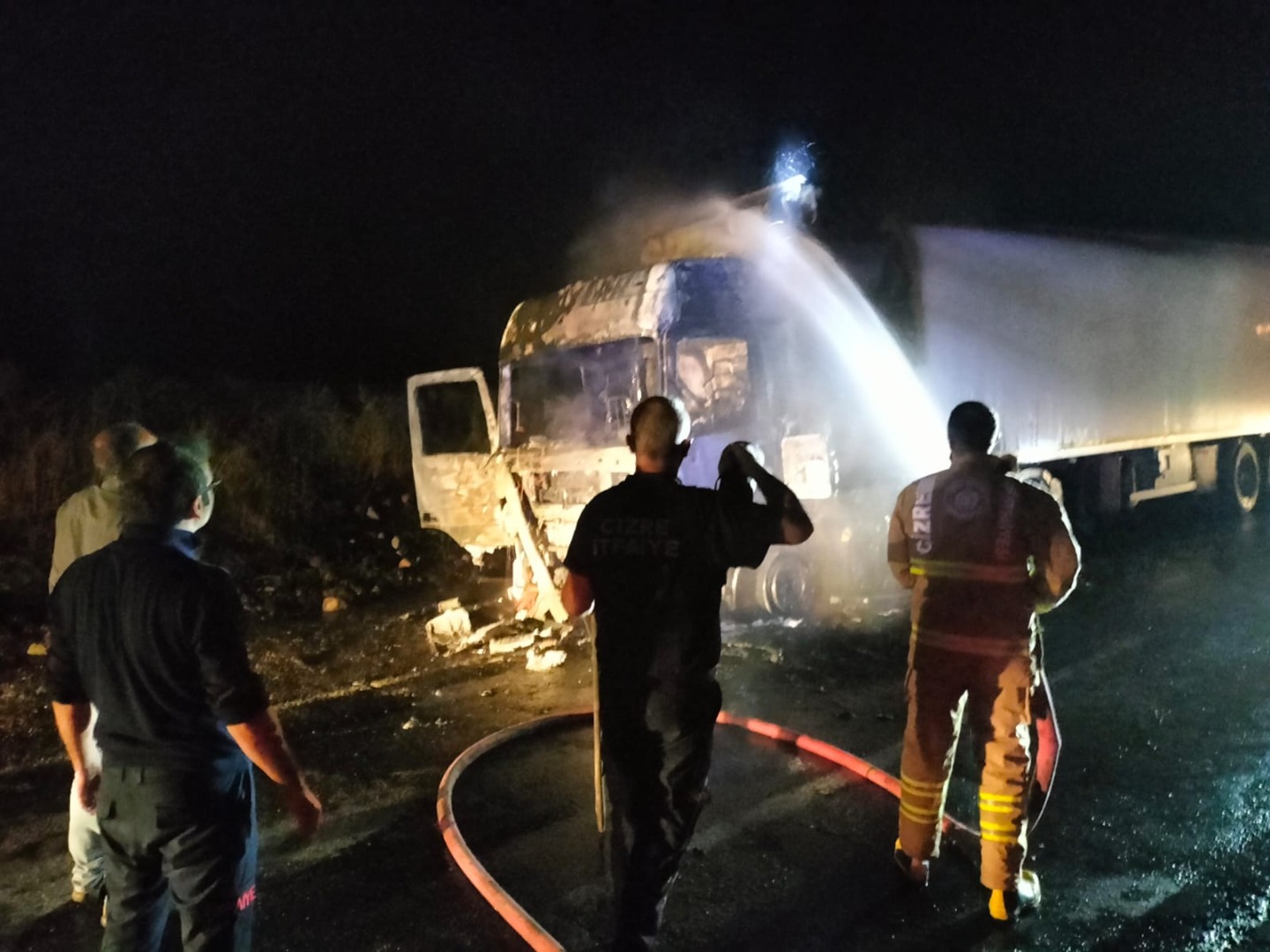 Seyir halindeki TIR alev alev yandı