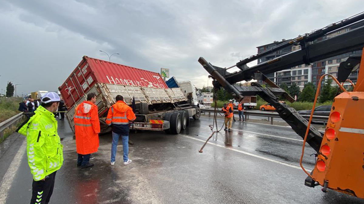 TEM'de kamyon devrildi; Ankara yönü ulaşıma kapandı