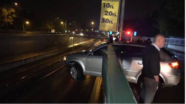 Bariyerlere saplanan otomobil havada asılı kaldı