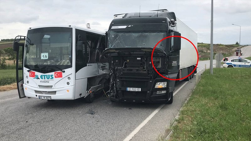 Midibüs ile TIR çarpıştı