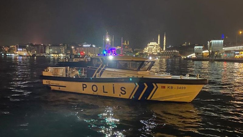 Galata Köprüsü'nden denize düşen vatandaş hayatını kaybetti