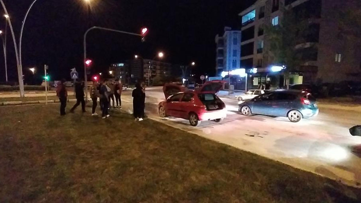 Çorum'da korkutan olay: Seyir halindeki araba alev aldı