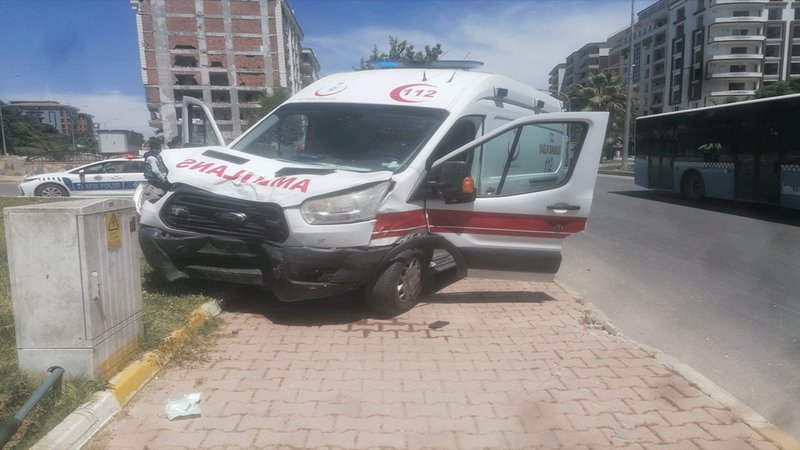 Ambulans ile otomobil çarpıştı