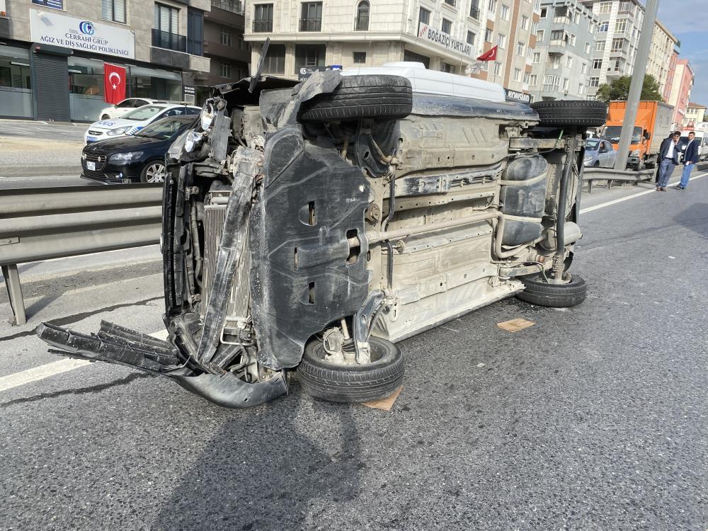 Avcılar’da kontrolden çıkan araç, metrobüs bariyerine çarpıp yan yattı