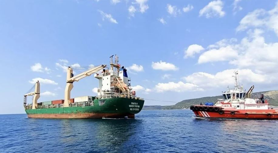 Çanakkale Boğazı'nda arızalanan gemi demirletildi