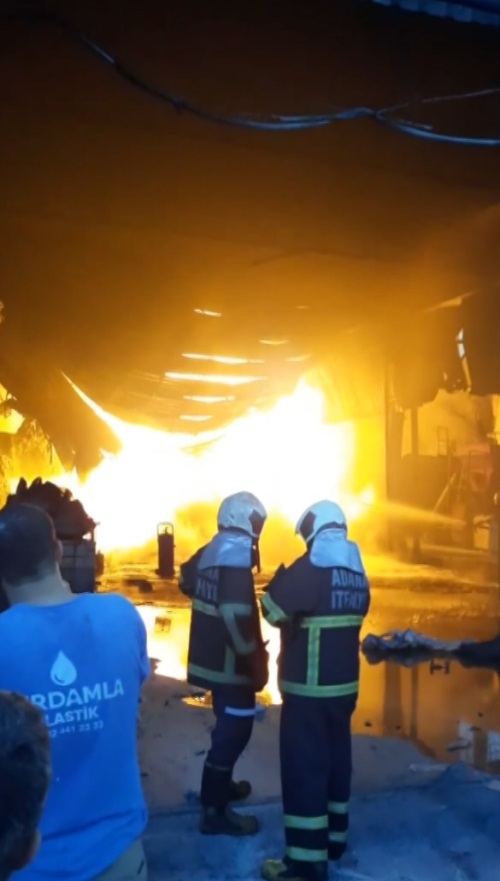 Adana'da geri dönüşüm fabrikasında yangın