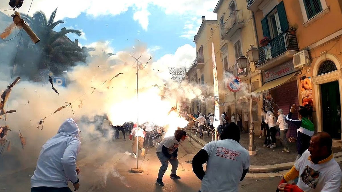 Festa del Soccorso Festivali'nde ortalık savaş alanına döndü