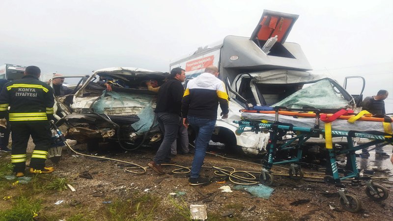 Minibüsle kamyonet çarpıştı