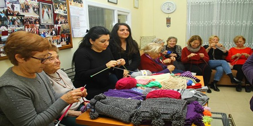 Anneler örüyor çocuklar ısınıyor
