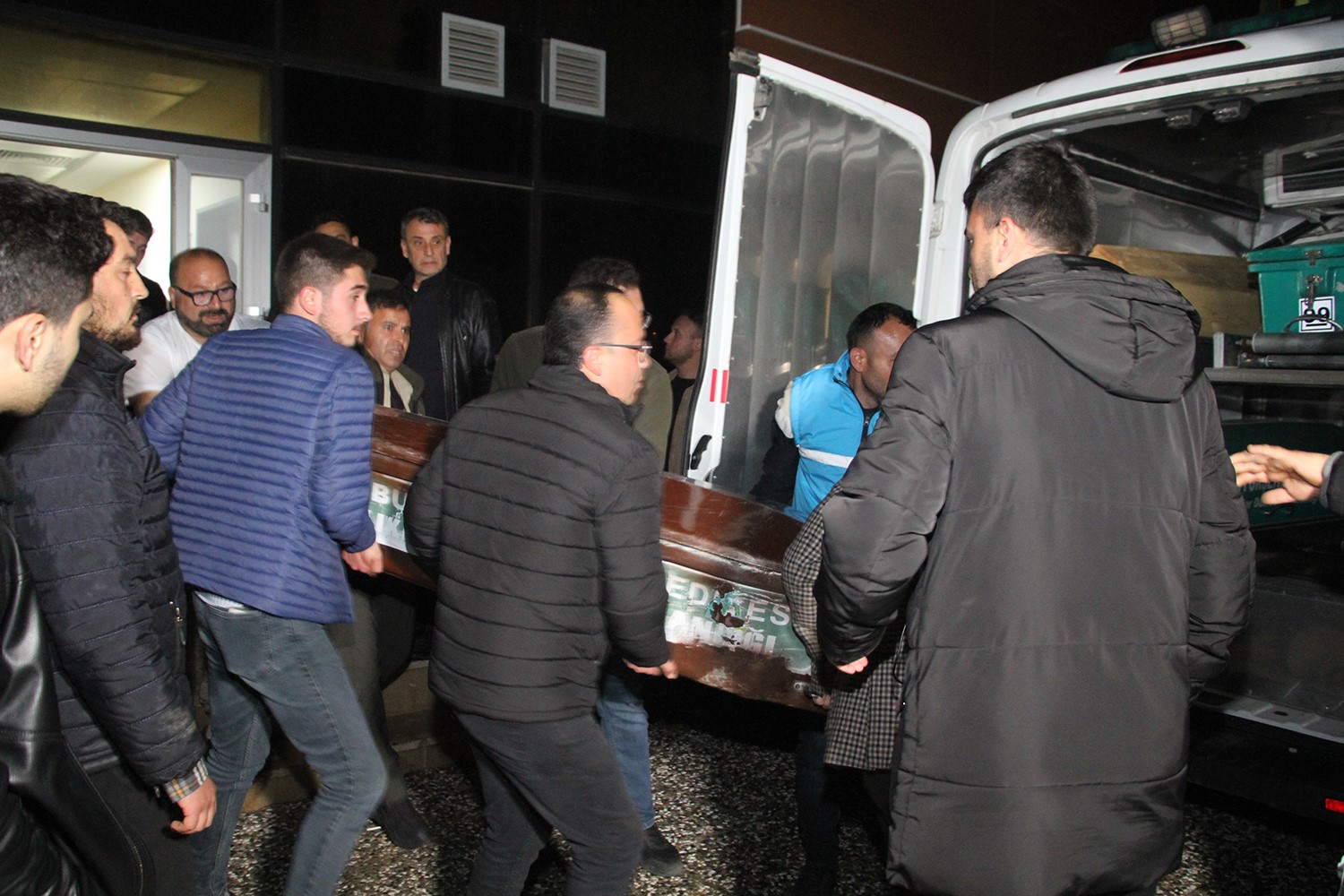 Yüzmek için havuza giren genç hayatını kaybetti